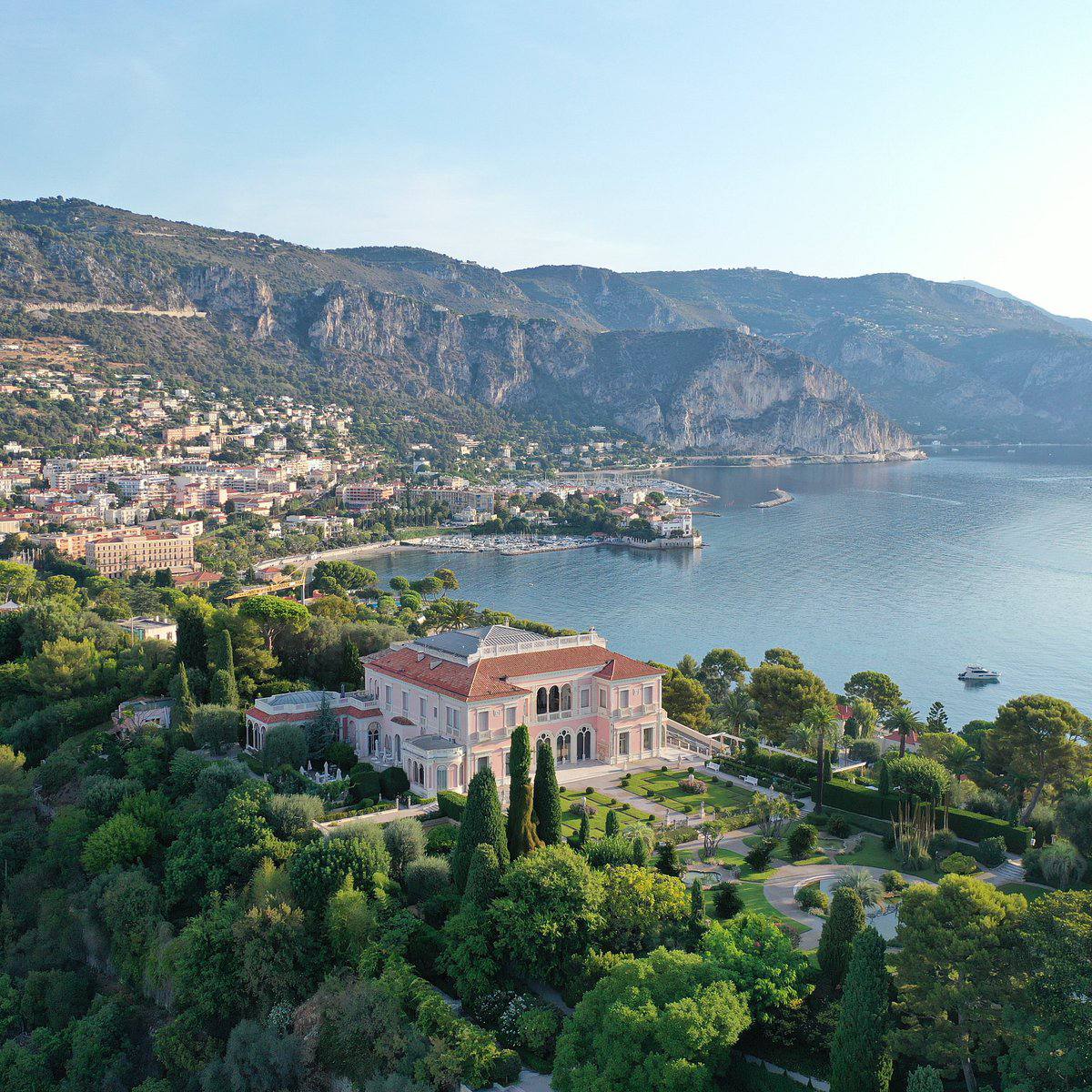 Бал цветов начинается с истории.